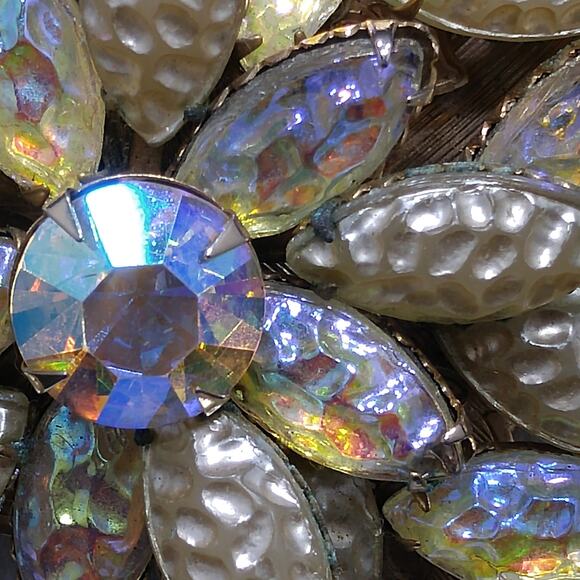 Vintage 1950s Molded Lava Glass Aurora Borealis Rhinestone Floral Brooch - Picture 8 of 10